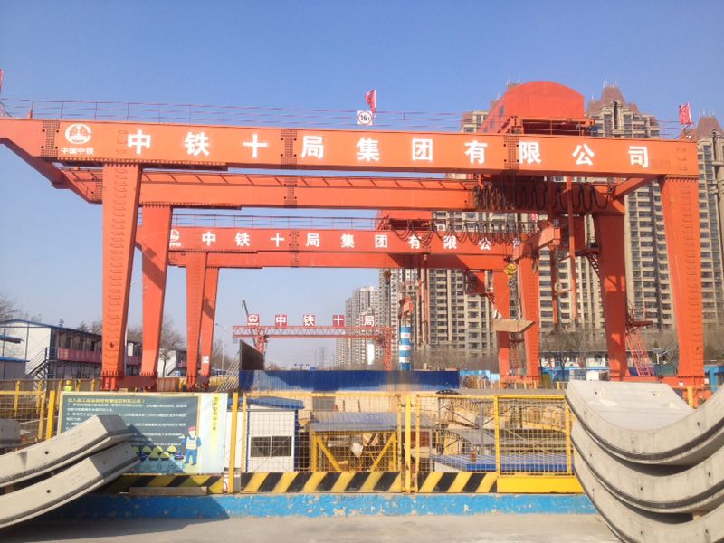 中鐵十局濟(jì)南地鐵45t出渣門機(jī)